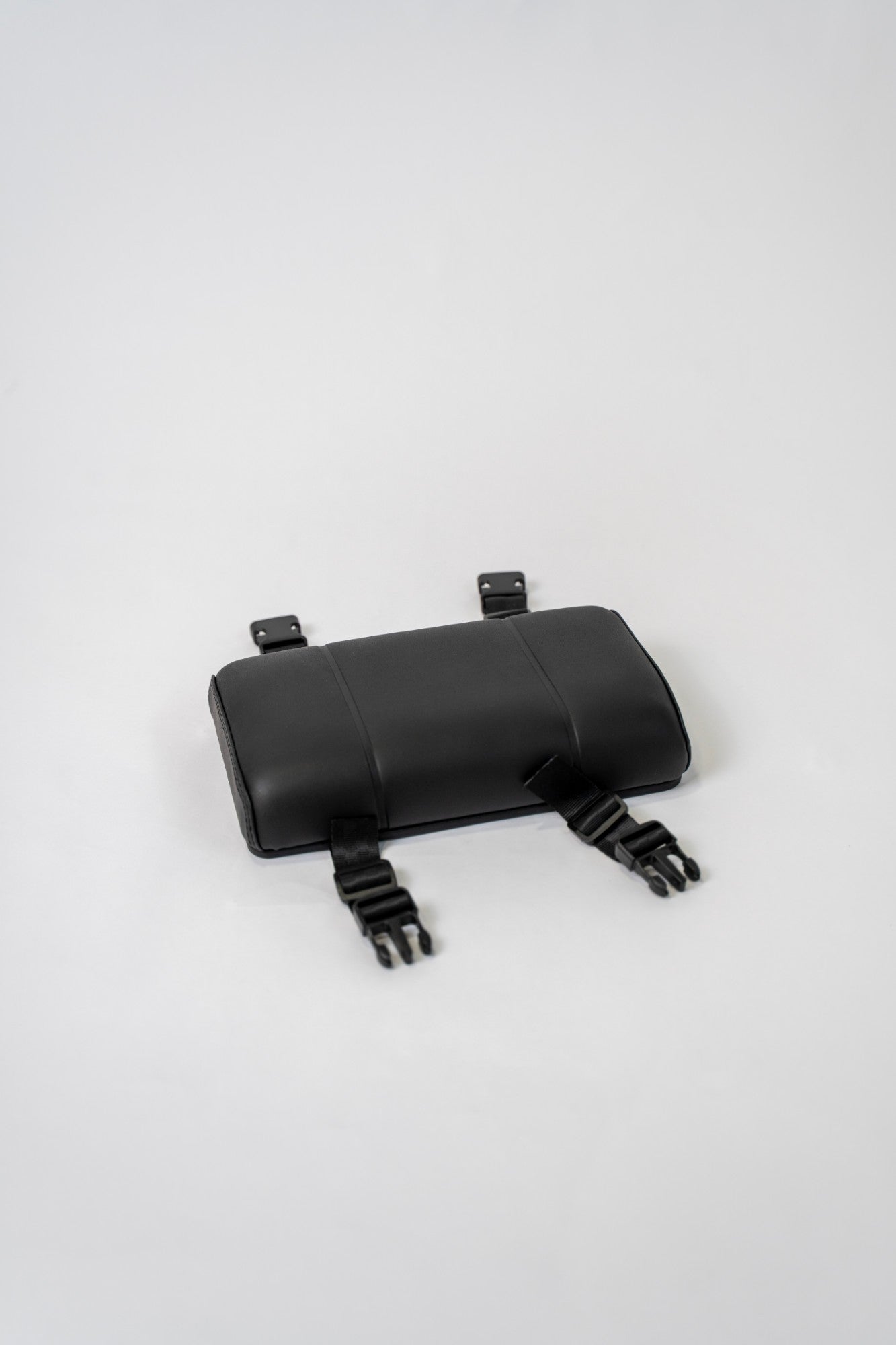 Modus kiddy cushion underside showing quick release straps and mounting plates