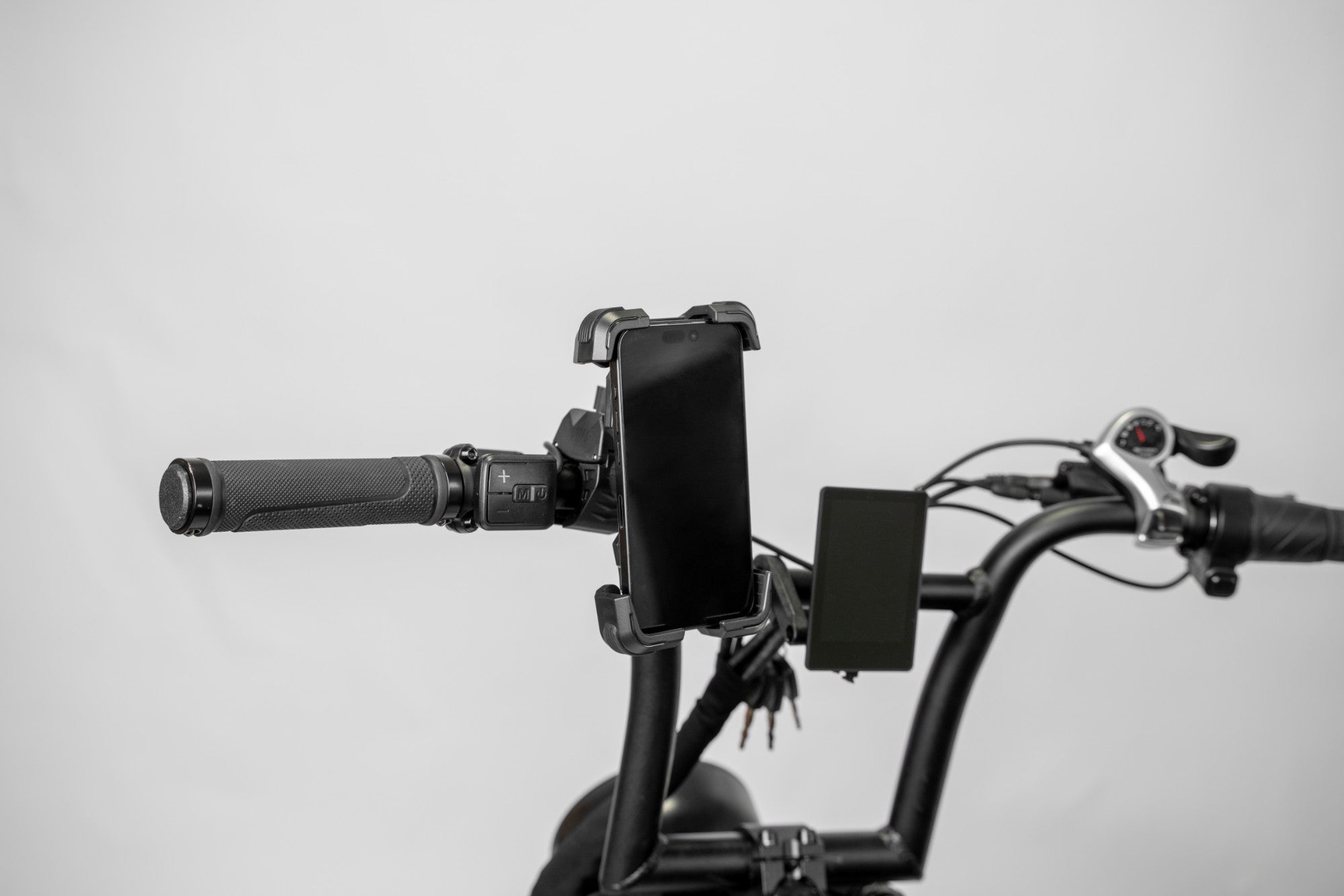 Modus phone holder mounted on the Rolls handlebars holding a phone